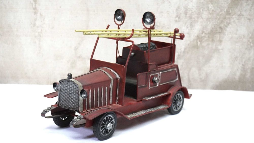 Model starego samochodu strażackiego