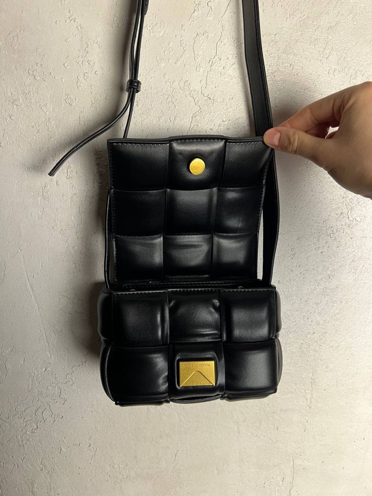 Культова сумка Bottega Veneta Cassette Mini Padded Bag
