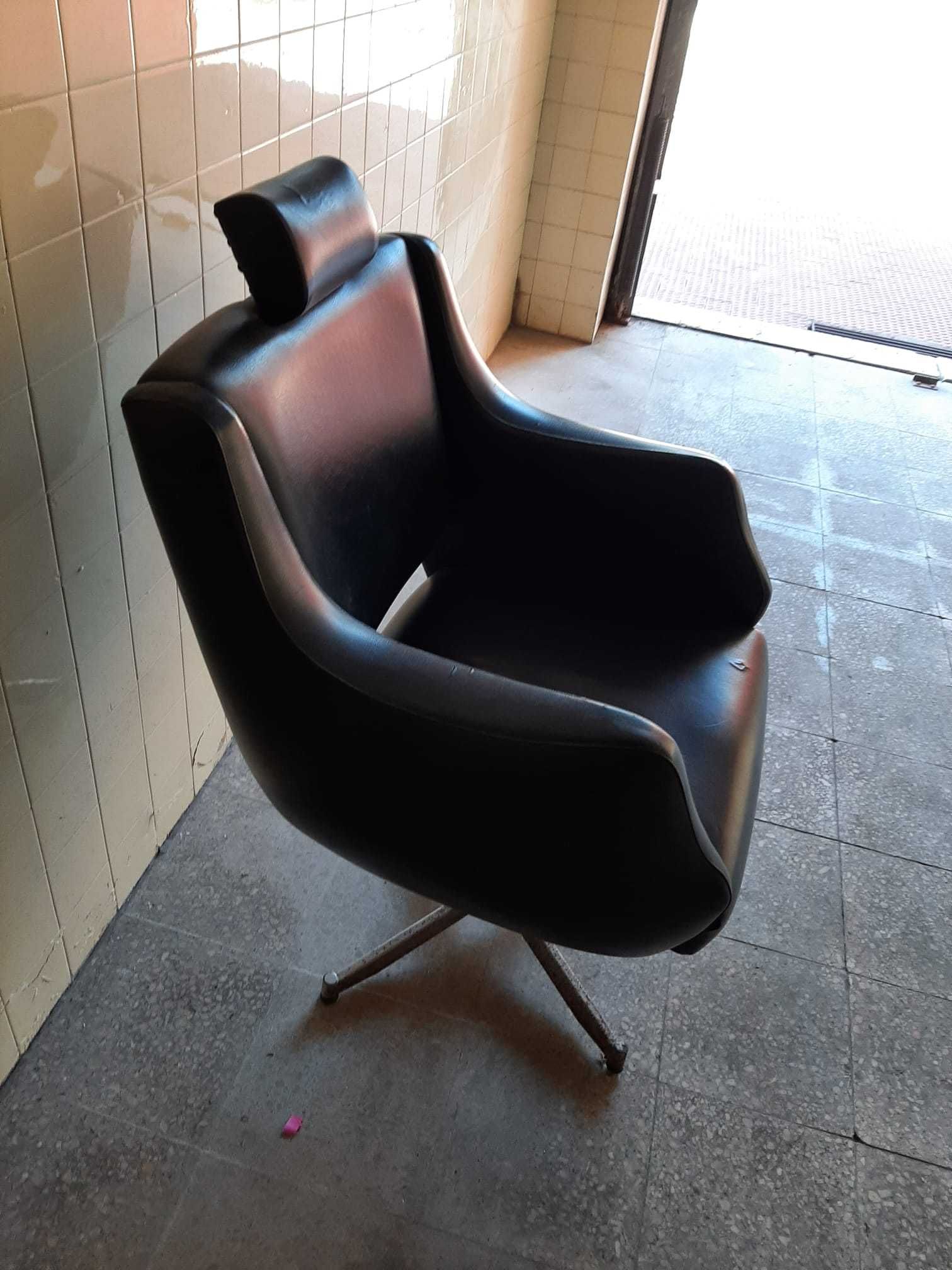 Cadeira preta usada