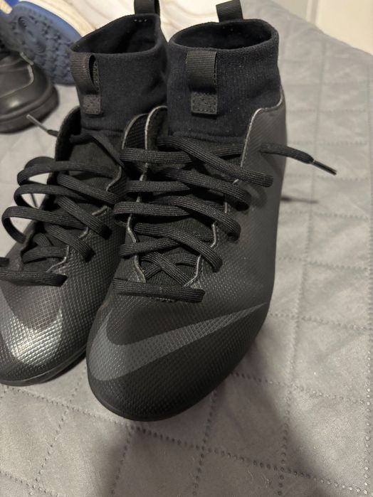 Chuteiras pretas da nike