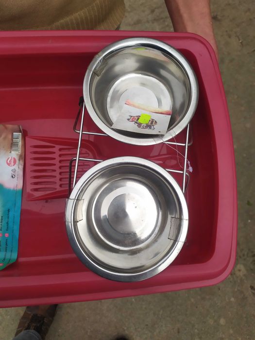 Vendo kit para gato e recipiente para a areia do gato.