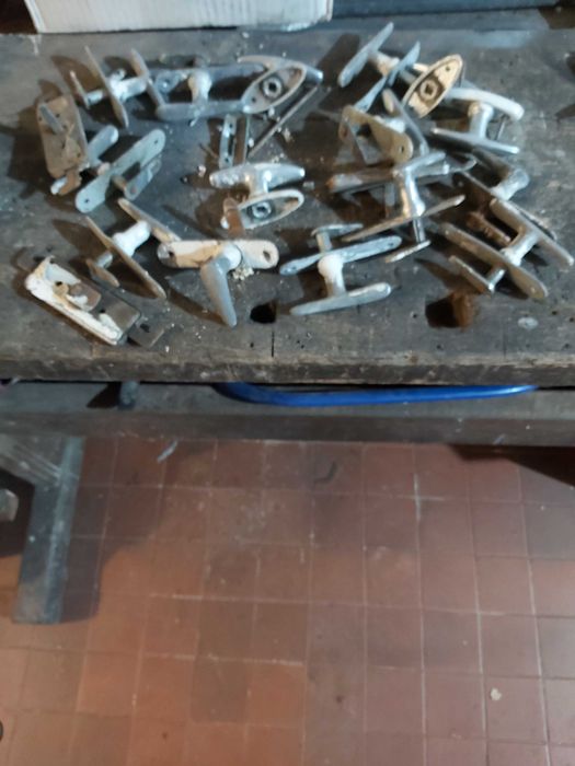 Okucia budowlane, klamki do okien drewnianych z czasow PRL-u