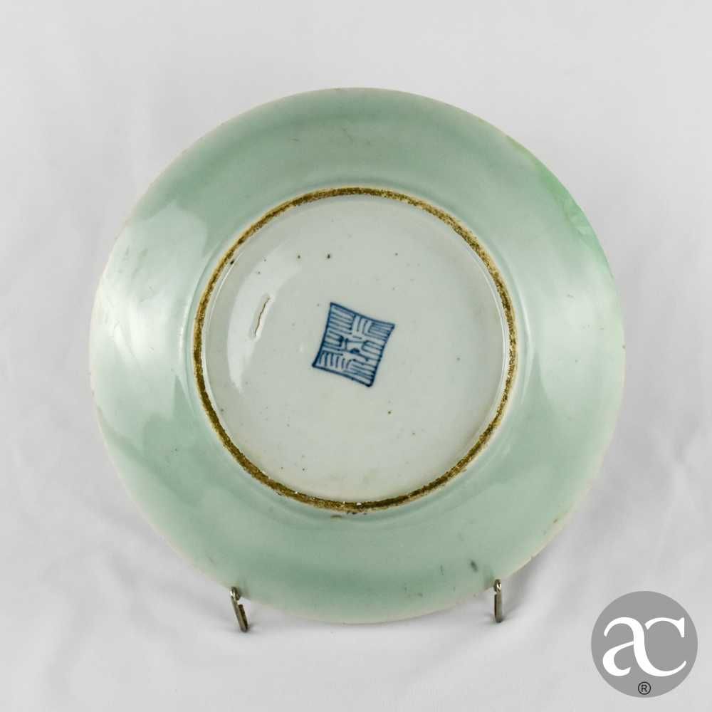 Prato Celadon China decorado com pássaros, borboletas e flores séc XIX