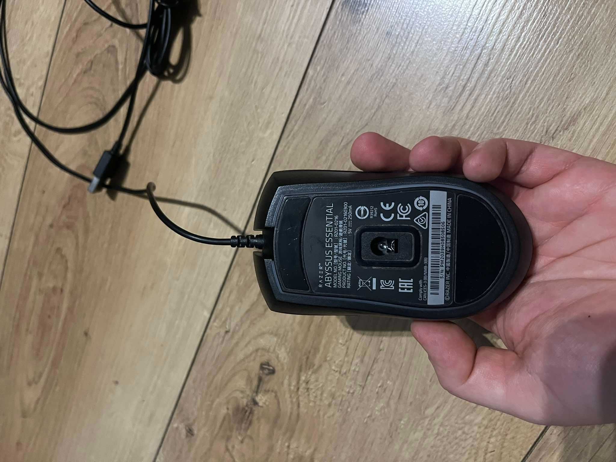 Myszka przewodowa Rzer Abyssus Essential z podkładką