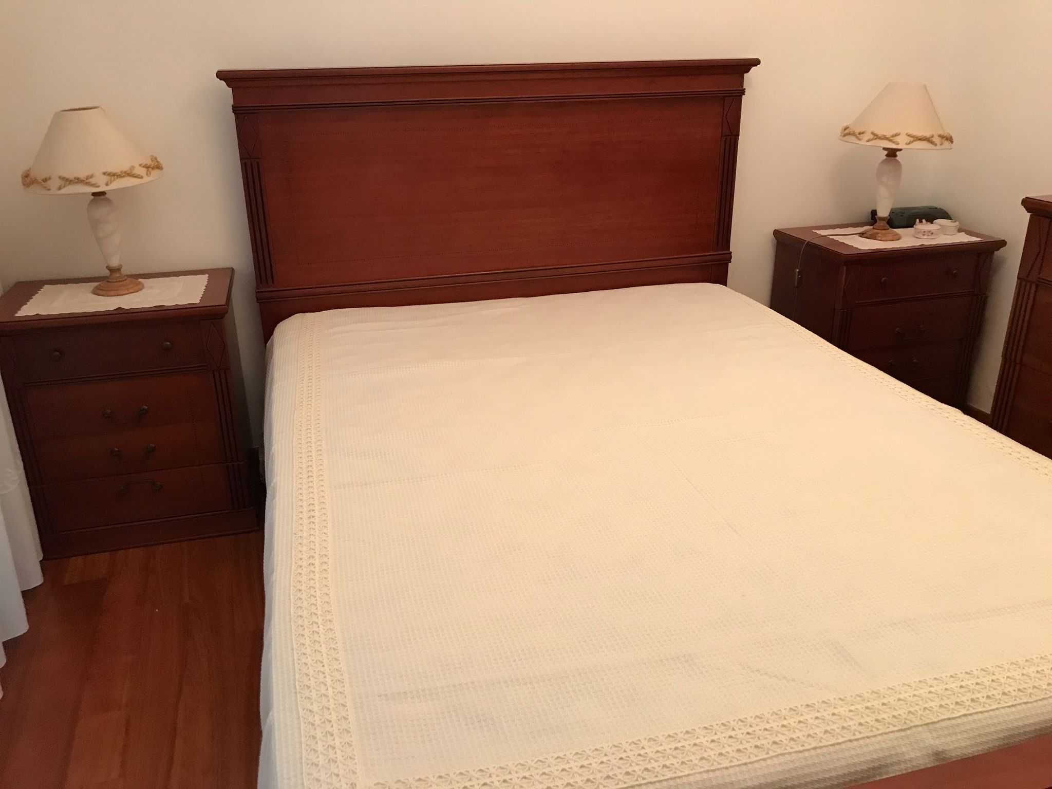 Mobilia de quarto de casal em cerejeira