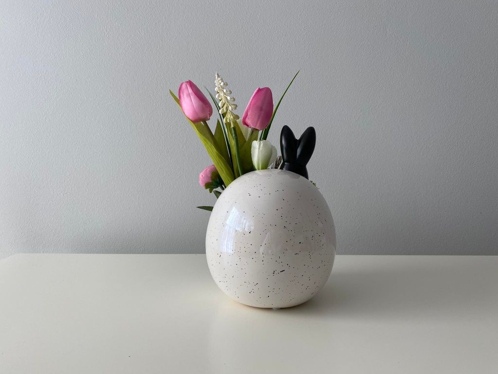 Ceramiczne jajko z wielkanocną kompozycją kwiatową