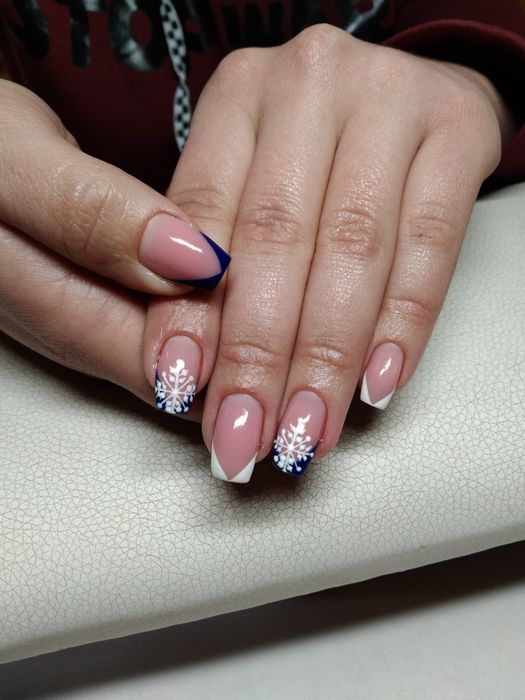 Нарощування нігтів, та Манікюр, і Педікюр.