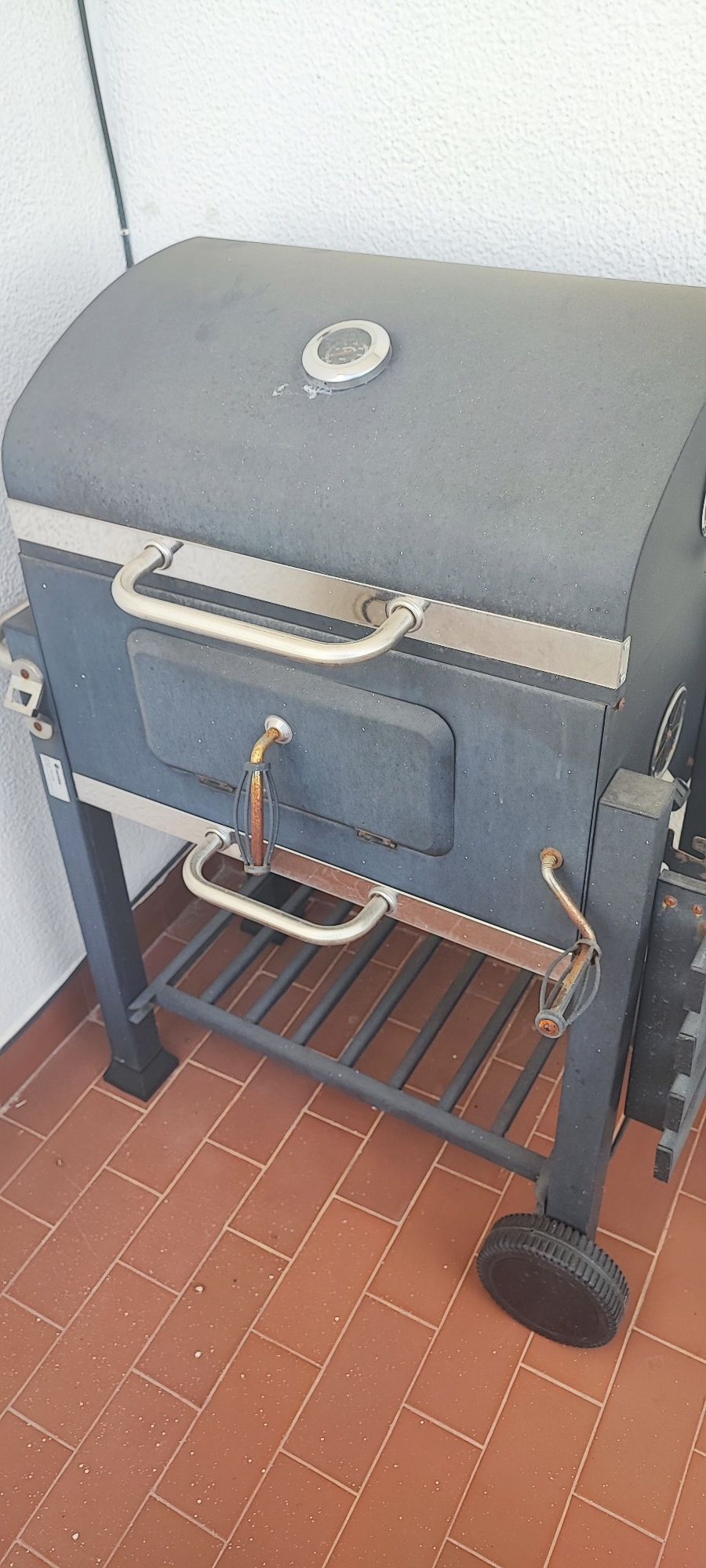 Grelhador a carvão