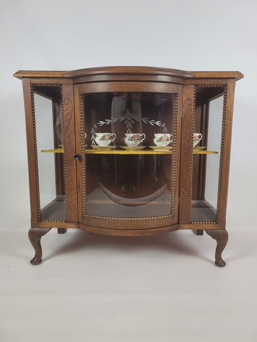 Dębowa herbaciarka z giętą szybą