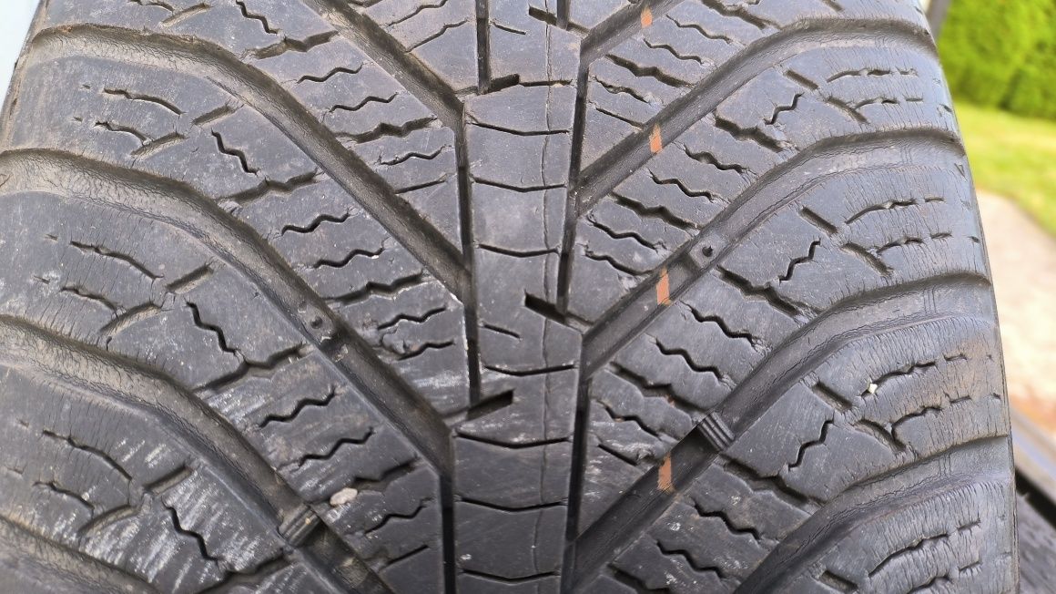 Kumho Solus 215 55 r 17  opona wielosezonowa bieżnik do 6 mm