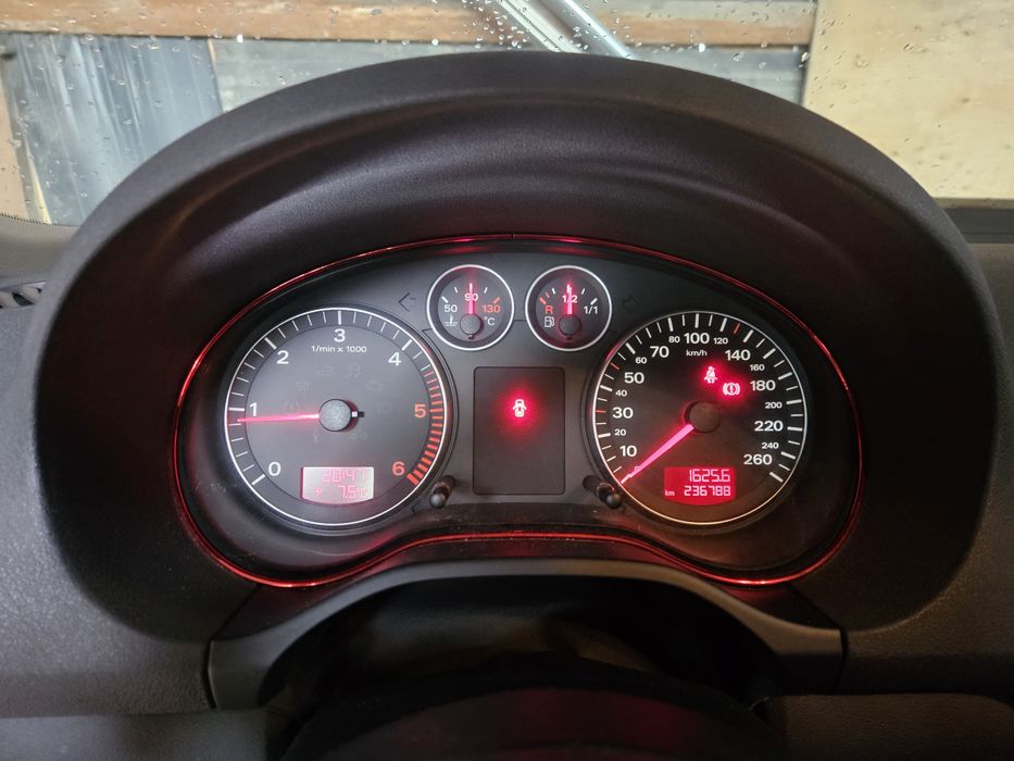 Audi a3 8p 1.9tdi (s line)