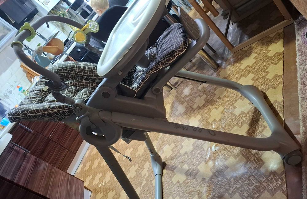 Дитяче крісло для годуванні