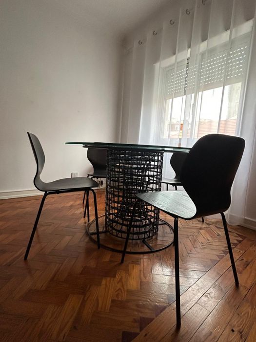 Mesa de vidro com cadeiras