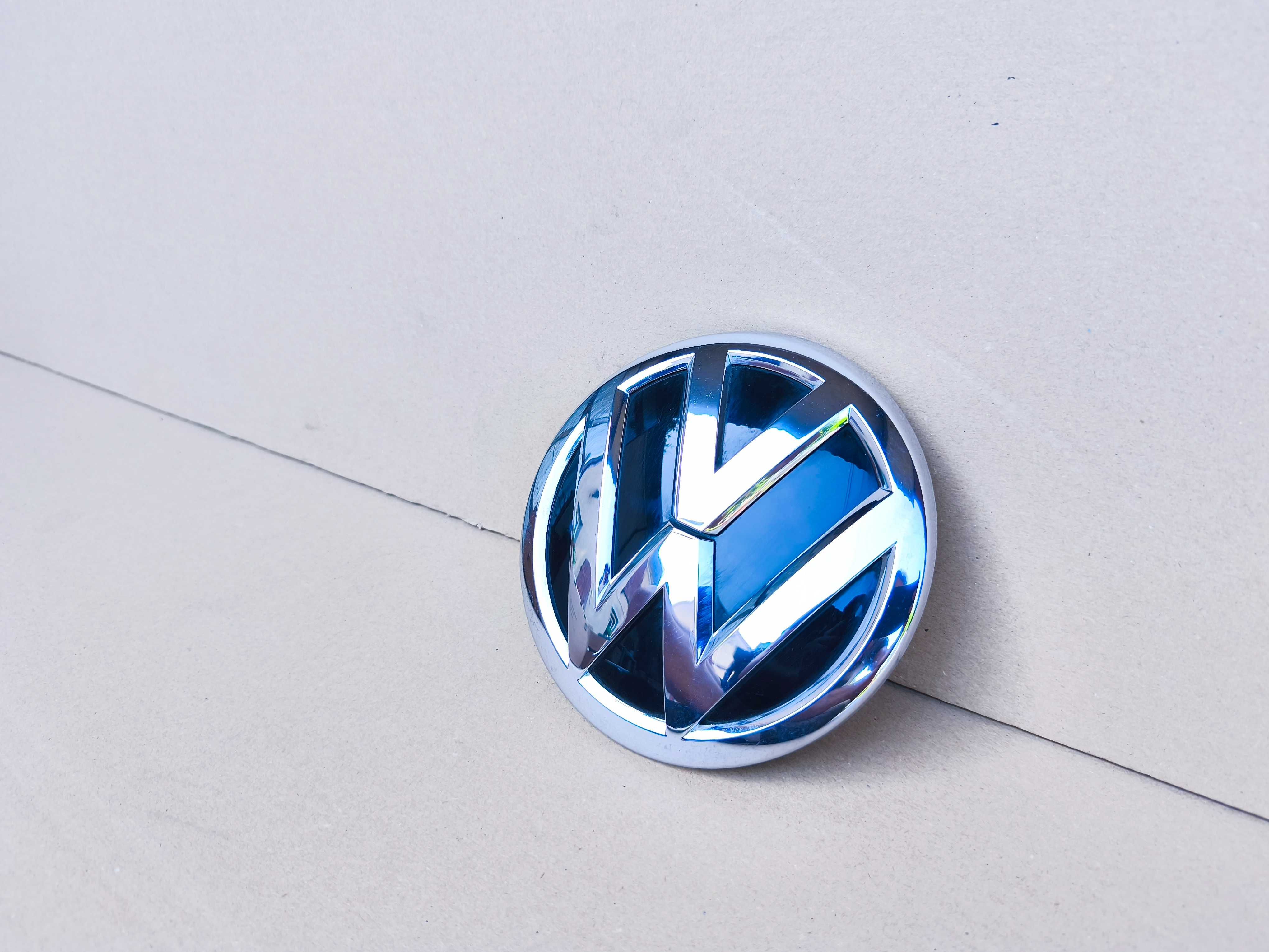 VW Touareg II 7P6 emblemat znaczek grill atrapa logo 7P6.853.601D