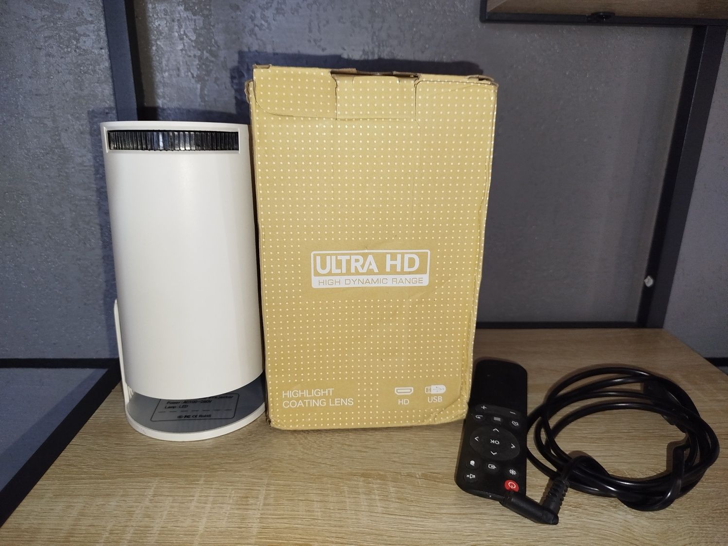 Projektor HY300.