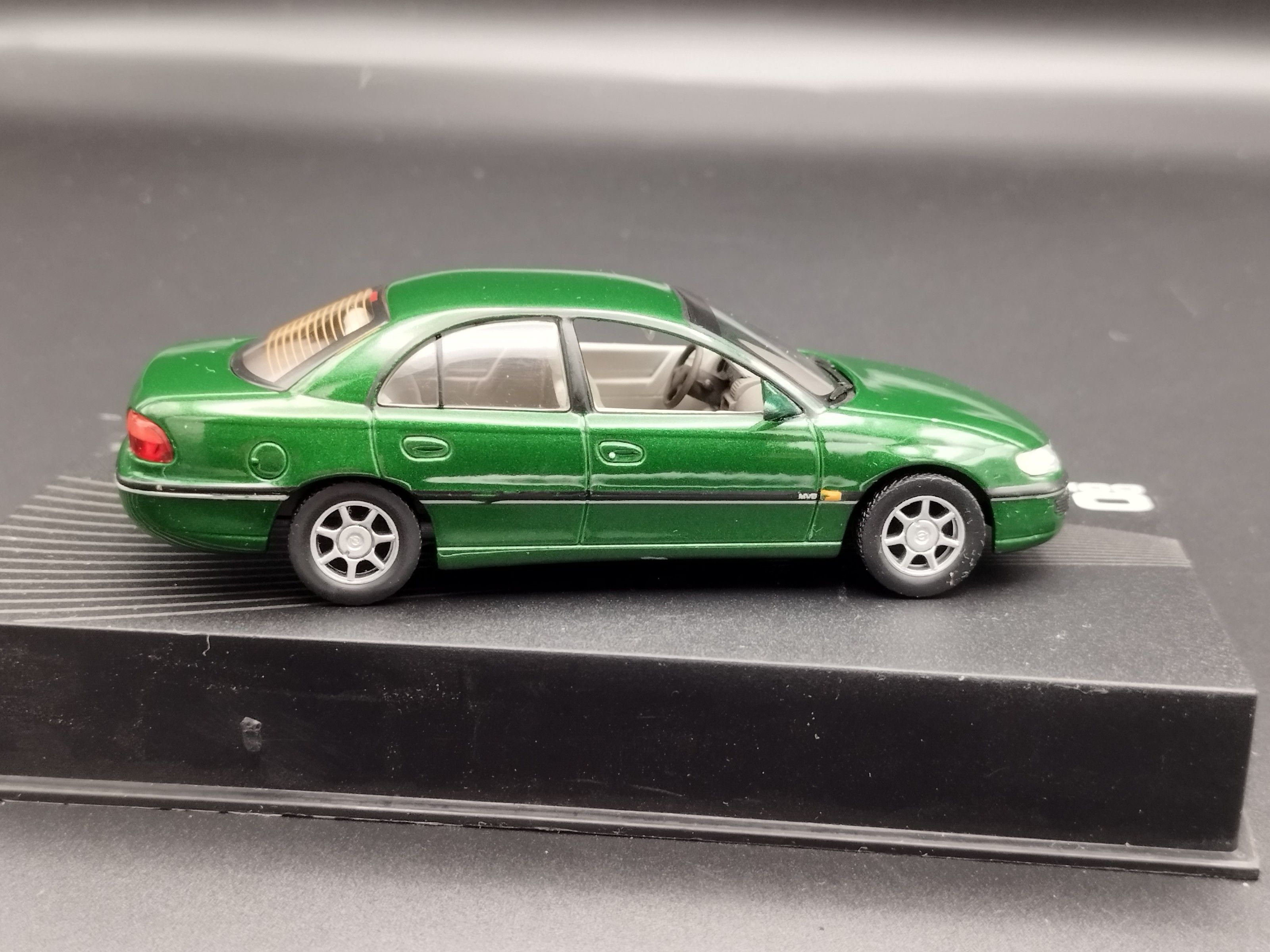 1:43 Opel Collection Omega B MV6 model używany