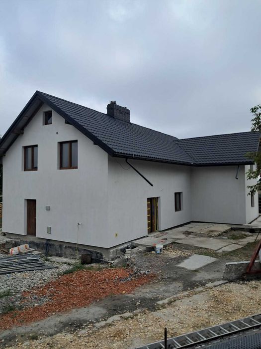 Obróbki kominów, wymiana rynien , dachy i malowanie dachów.