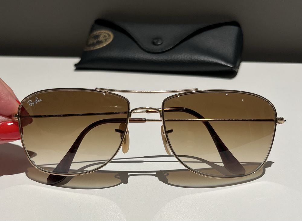 Óculos de sol Ray Ban modelo super atual com csixa, como novos
