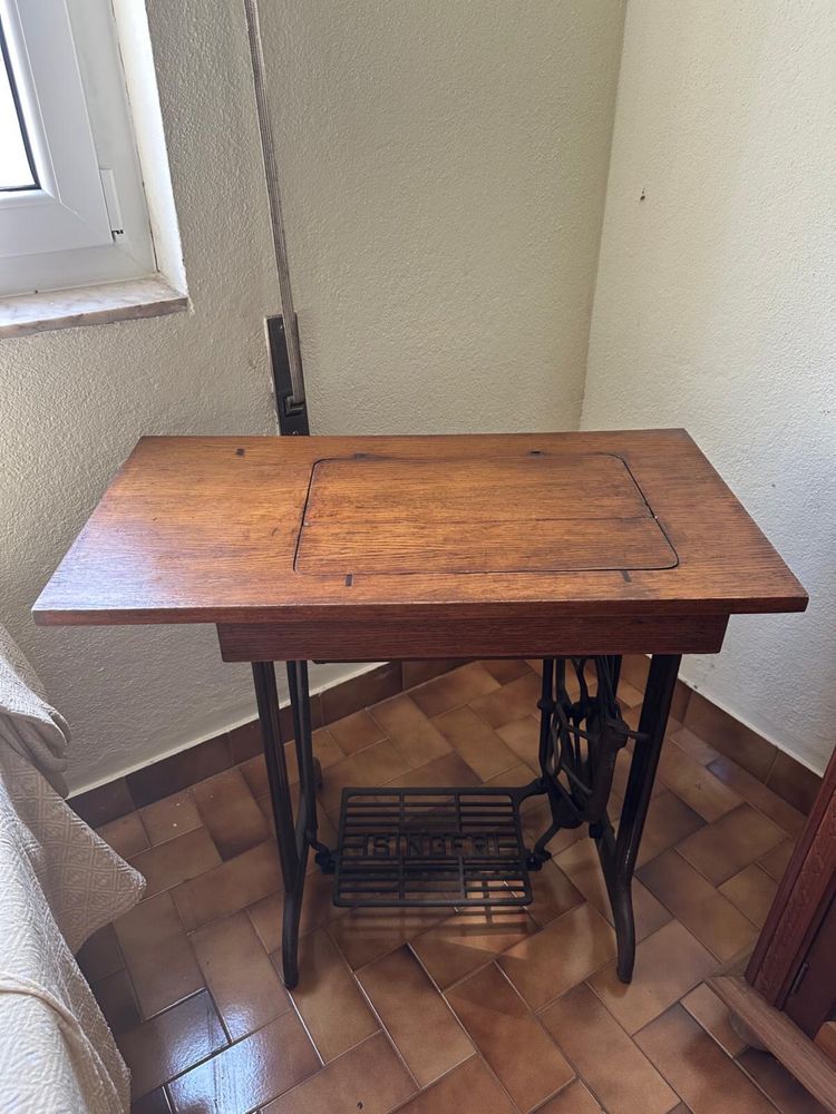 Máquina de Costura Singer Antiga Embutida em Mesa de Madeira
