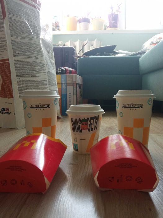 Zestaw kubków i opakowań frytek McDonald's Minecraft plus kubek Bambi