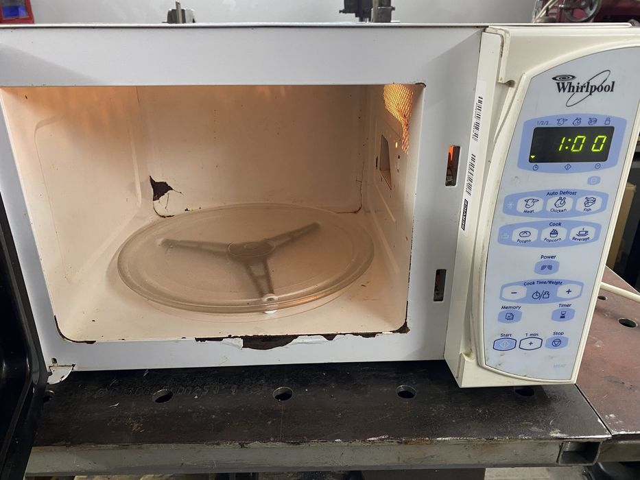 Мікрохвильова піч Whirlpool під ремонт.