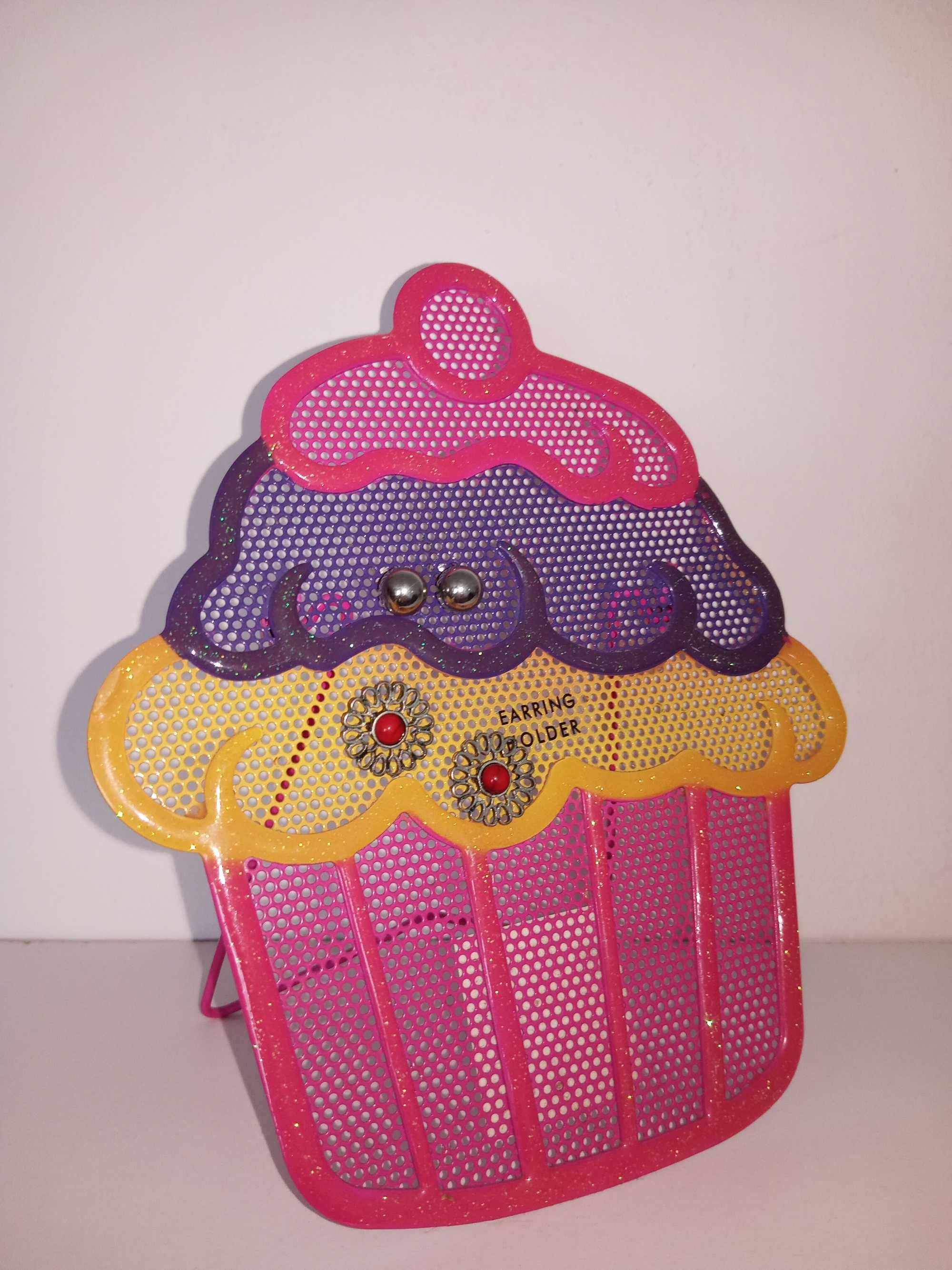 Exibidor de brincos em forma Cupcake.