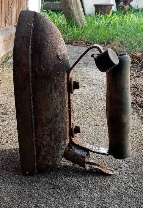 Stare żelazko elektryczne