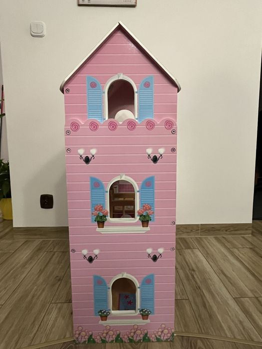 Drewaniany domek dla lalek