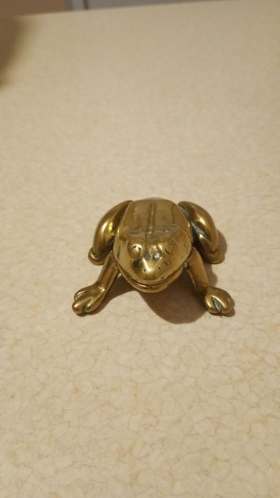 Mosieżna żaba popielniczka