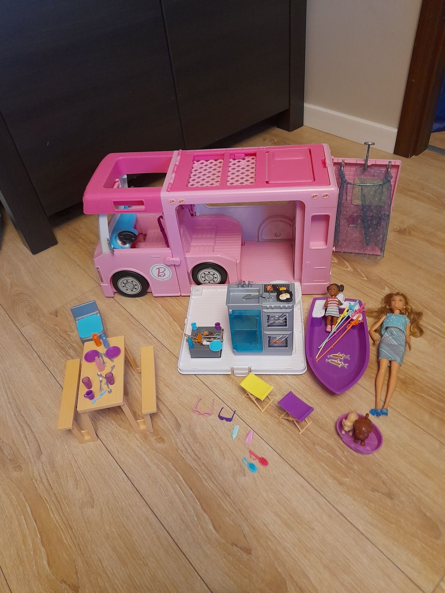 Kamper Barbie z lalkami