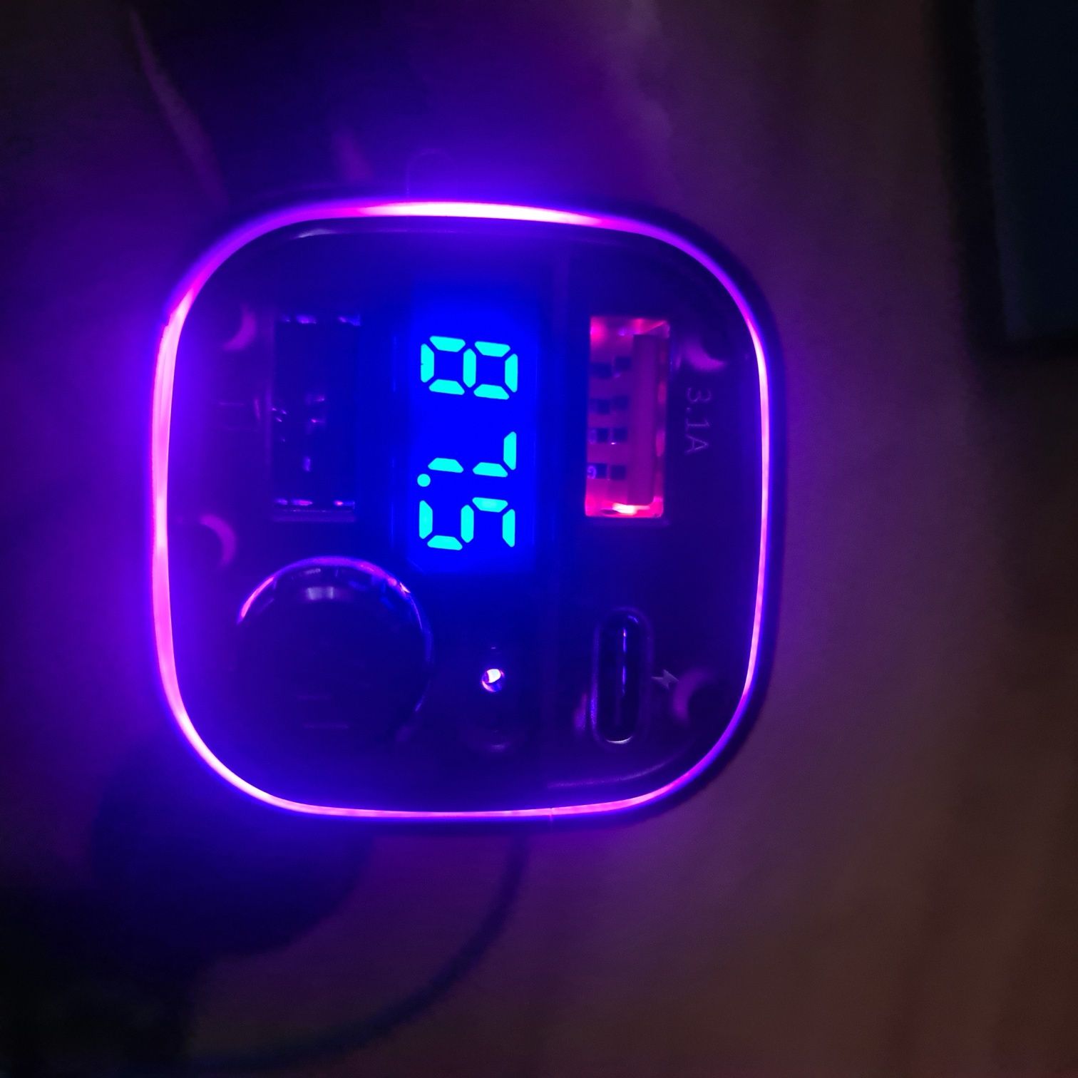 Transmiter FM bluetooth, zestaw głośnomówiący z podświetleniem