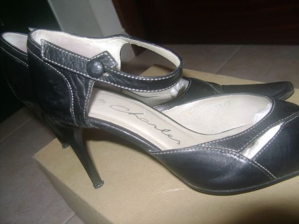 Sapatos de Pele Pretos Charles Tam.35