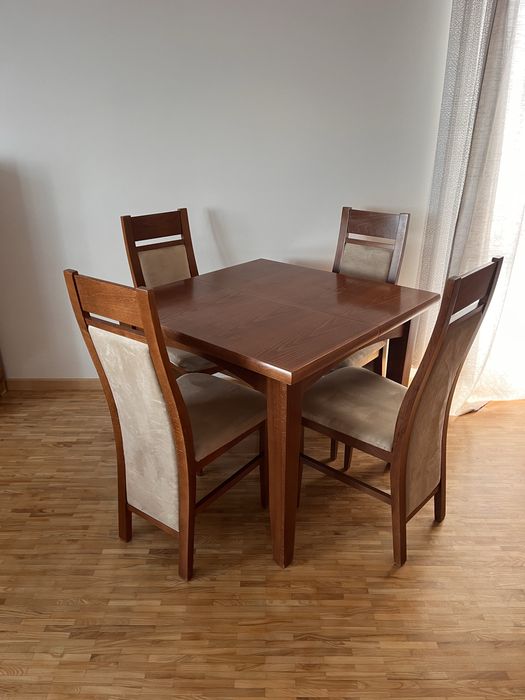 Stół kwadratowy z krzeslami