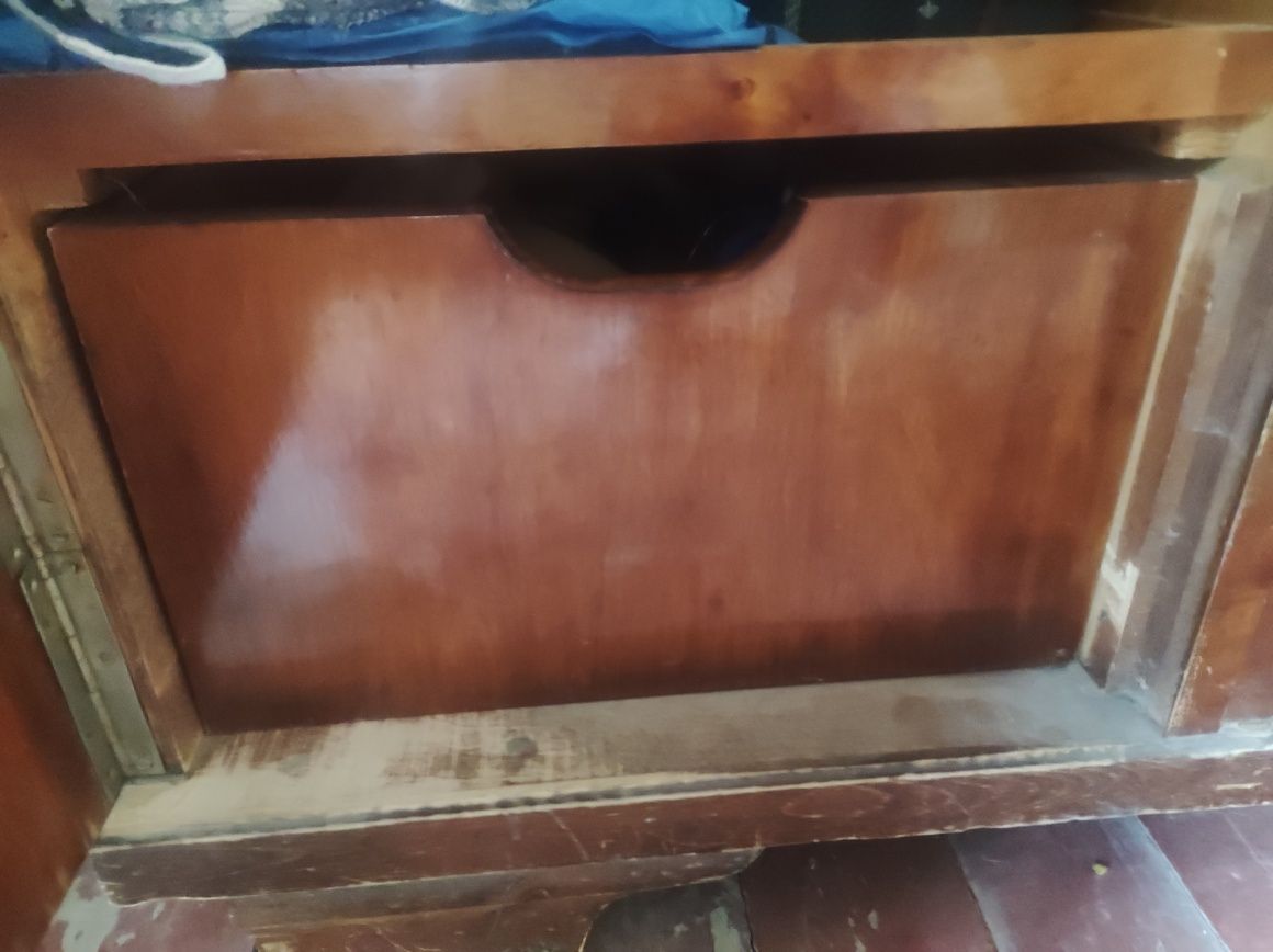 Шкаф деревянный с зеркалом
