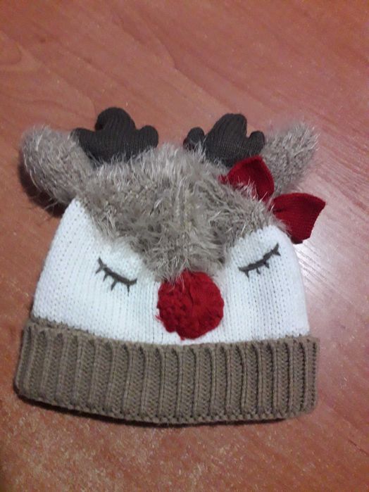 Новорічна шапка з оленем.