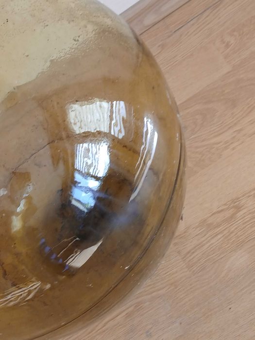 Gąsior do wina szklany balon w metalowym koszu