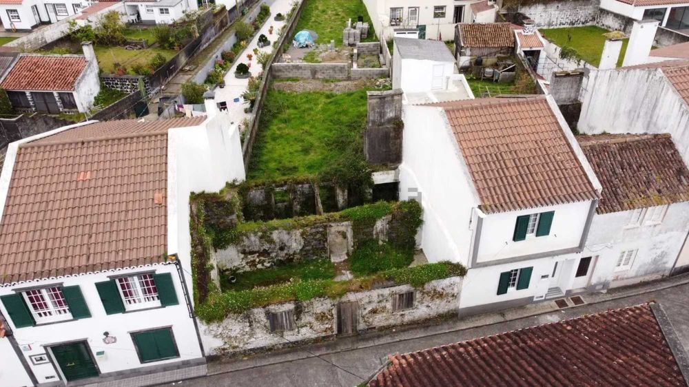 Terreno com ruína no vale das Furnas