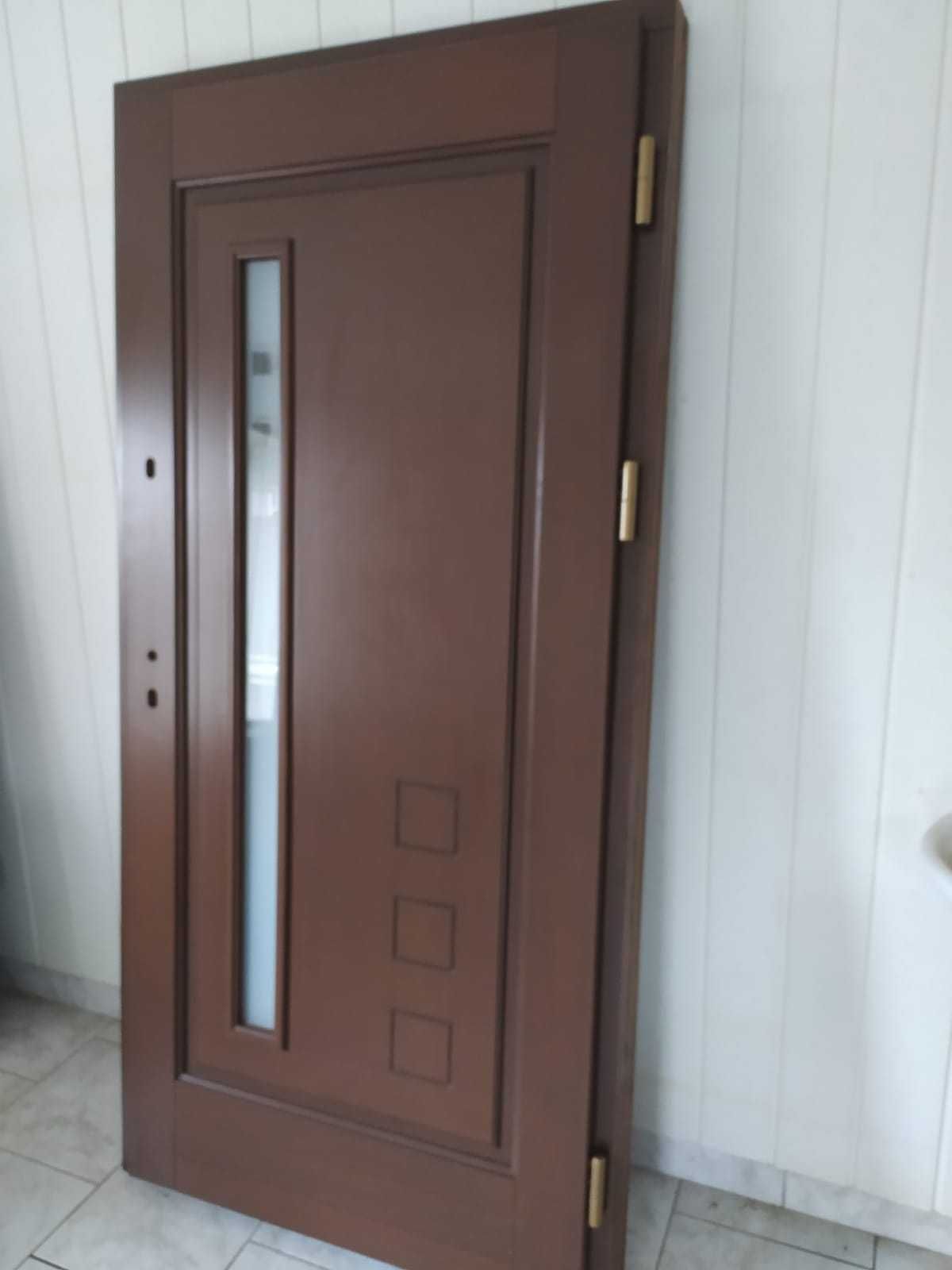 Drzwi wejściowe drewniane kolor orzech - nowe