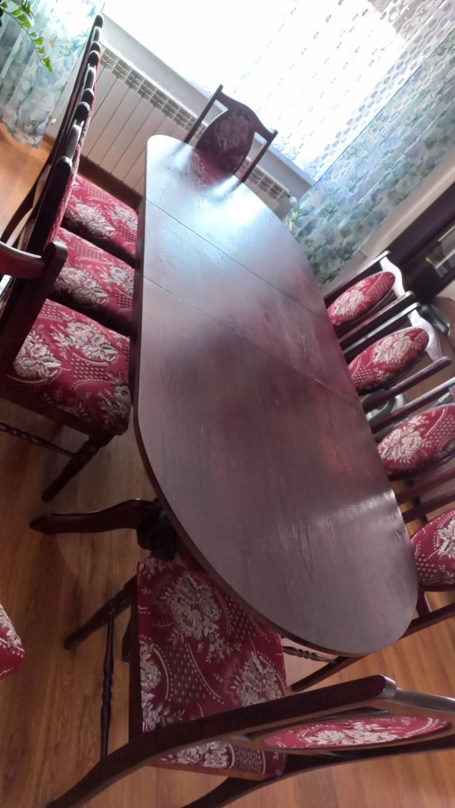 Stół z krzeslami