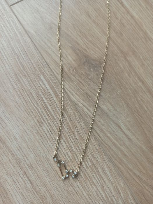 Zestaw czterech pozłacanych naszyjników