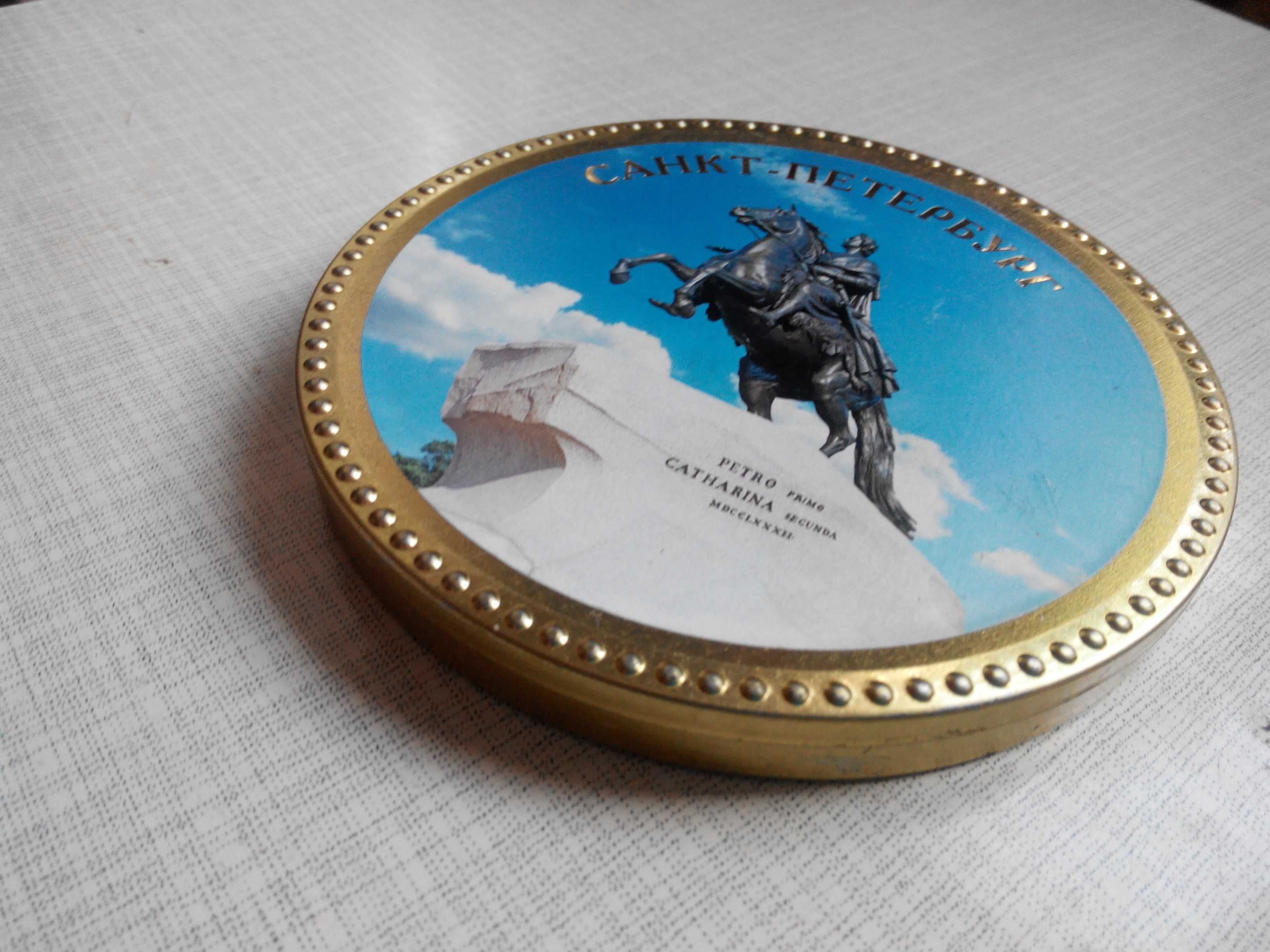 Жестяные и другие ёмкости, банки, коробки.