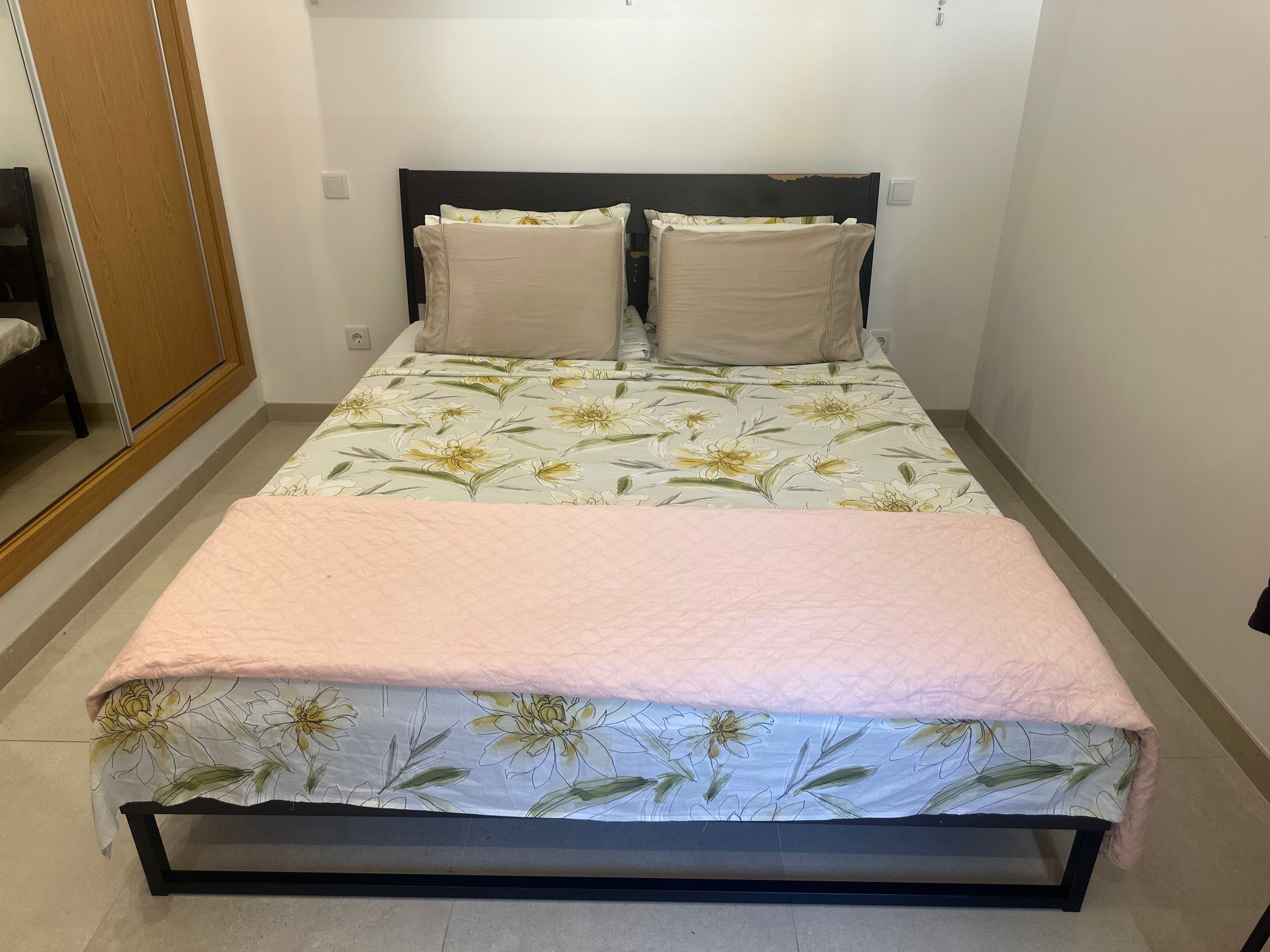 Cama queen com colchao