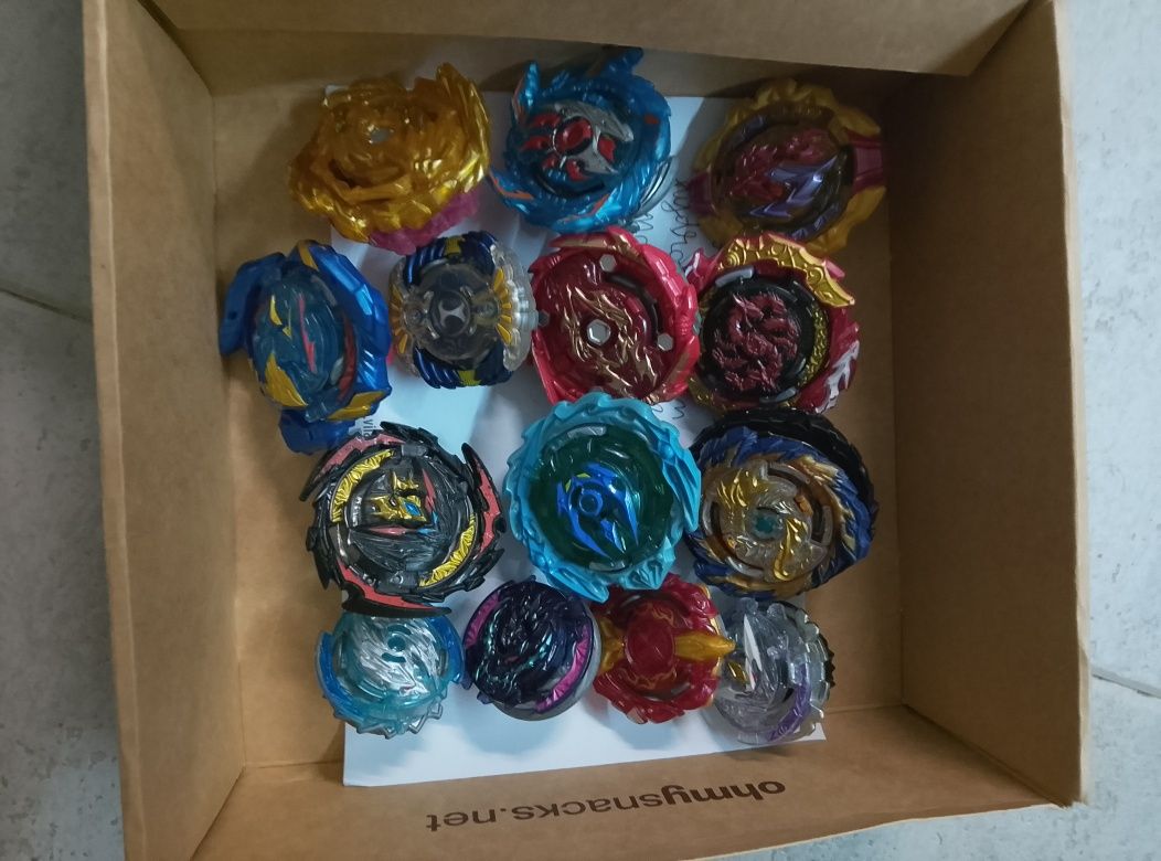 Arena de beyblades, 14 beyblades e 2 lançadores