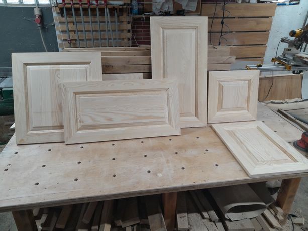 Drewniane meble:fronty, stół, biurko