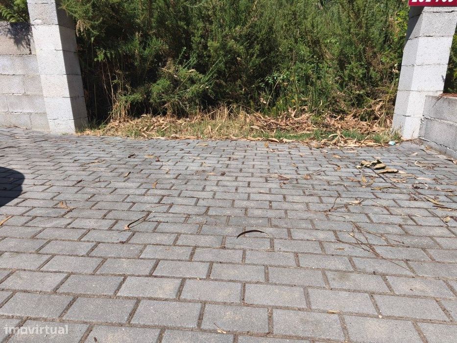 Terreno rústico em zona de construção