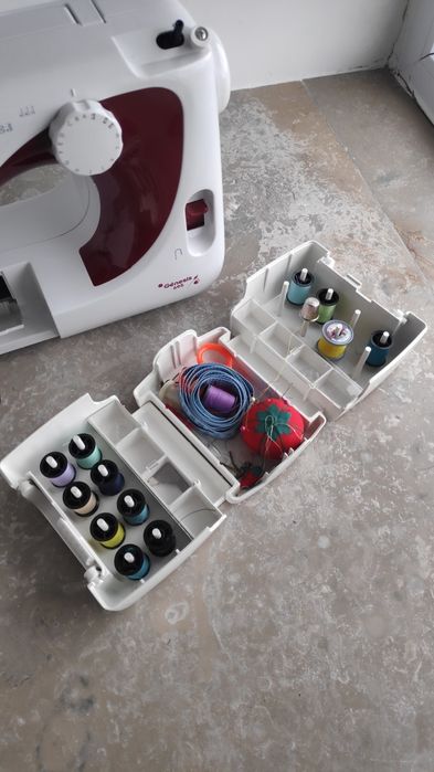 Máquina de Costura Jata + Caixa de Costura
