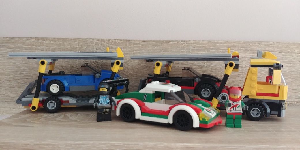 Zestwa Lego City laweta + auto wyscigowe i figurki