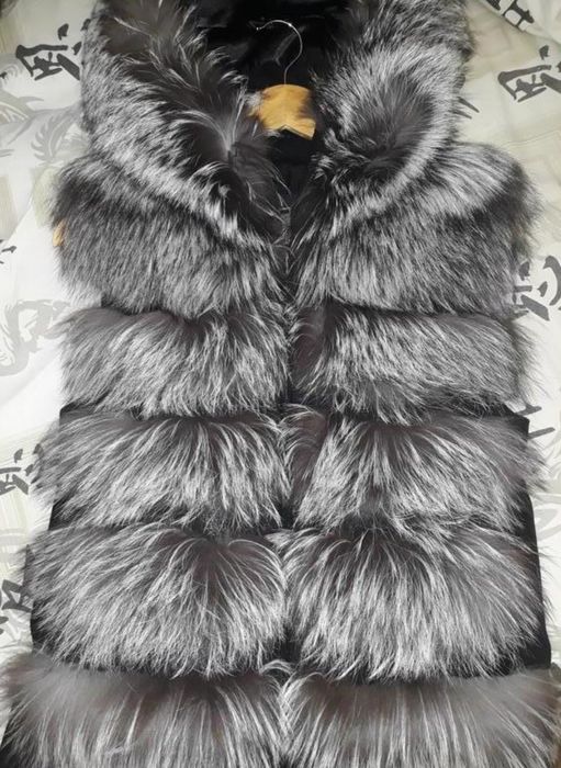 Жилетка натуральная ,чернобурка ,большой капюшон