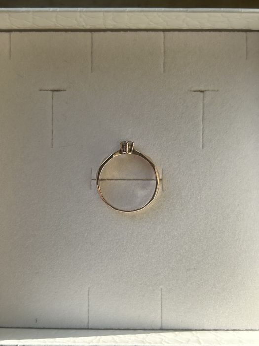 Золота каблучка з діамантом