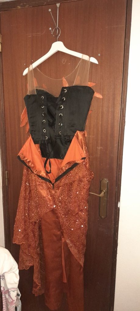 Vestido de noivado e de gala com pedras brilhantes